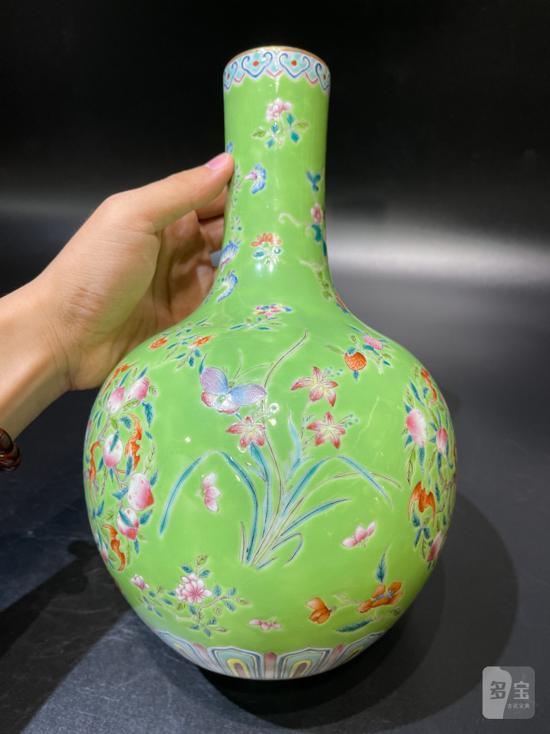 清中期 秋葵绿地洋彩蝠桃蝶恋花纹天球瓶 - 图6